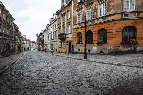 Rua na cidade velha de Varsóvia - capital da Polônia — Fotografia de Stock