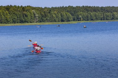 Goldopiwo gölde, Mazury, Polonya Kayak Çift.