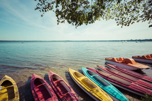 Caiaques coloridos ancorados na margem do lago, Lago Goldopiwo, Mazury, Pol — Fotografia de Stock