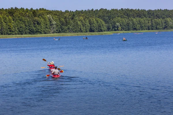 Para spływy kajakowe po jeziorze Goldopiwo, Mazury, Polska. — Zdjęcie stockowe