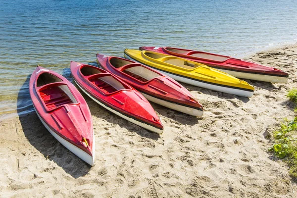 Colorful kayaks moored on lakeshore, Goldopiwo Lake, Mazury, Pol — Stock Photo, Image