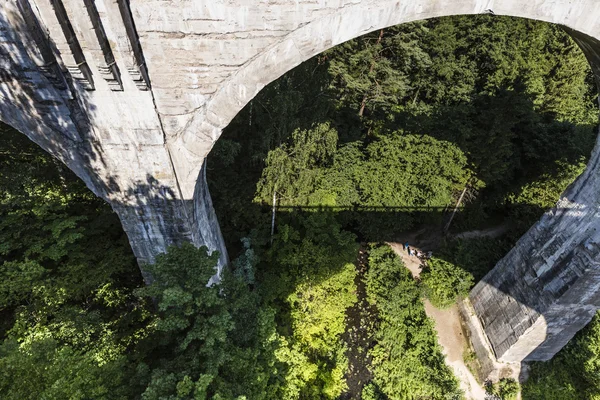 Jembatan kereta api beton tua di Stanczyki, Mazury, Polandia — Stok Foto