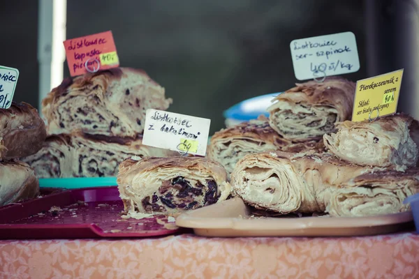 Traditionele cake bij de straatmarkt in Polen. — Stockfoto