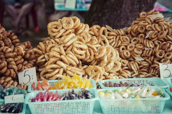 Brotvielfalt auf dem Wochenmarkt. — Stockfoto