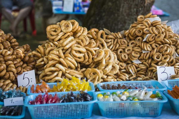 Brotvielfalt auf dem Wochenmarkt. — Stockfoto