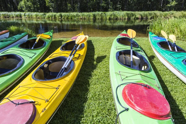 Coloridos kayaks de fibra de vidrio atados a un muelle visto desde arriba —  Fotos de Stock