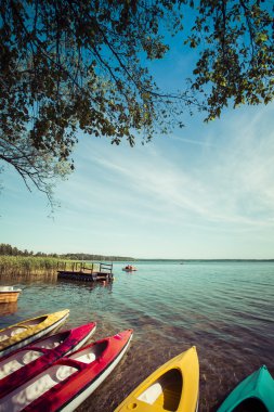 Renkli kayaklar üzerinde göl kıyısını, demirleyen Goldopiwo Gölü, Mazury, Pol