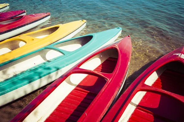 Coloridos kayaks amarrados a orillas del lago, Lago Goldopiwo, Mazury, Pol — Foto de Stock