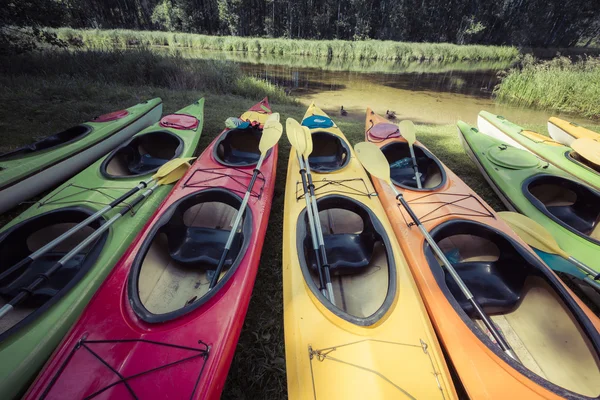 Coloridos kayaks amarrados en la orilla del lago — Foto de Stock