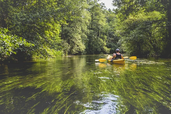 Kayak en el río Rospuda, Polonia — Foto de Stock