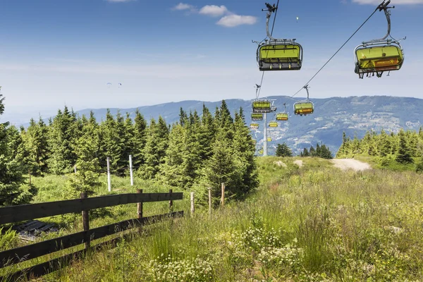 Szczyrk, Polen - 4 juli 2015: Gul kabel bil på Skrzyczne m — Stockfoto