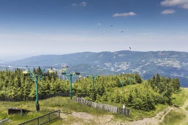 Dağ manzarası Skrzyczne üzerinden. Hillside kaplı çam ile tr — Stok fotoğraf