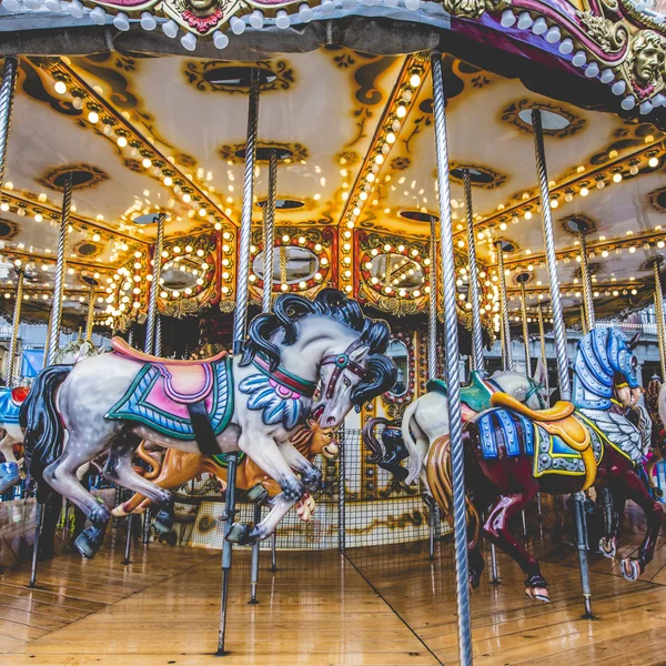 Gamla franska karusell i en holiday park. Tre hästar och flygplan — Stockfoto