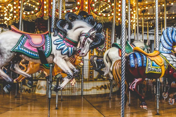 Altes französisches Karussell in einem Ferienpark. drei Pferde und Flugzeug — Stockfoto