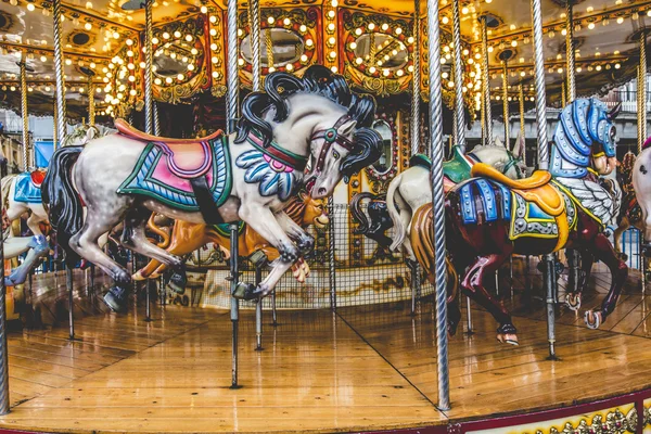 Oude Franse carrousel in een vakantiepark. Drie paarden en vliegtuig — Stockfoto