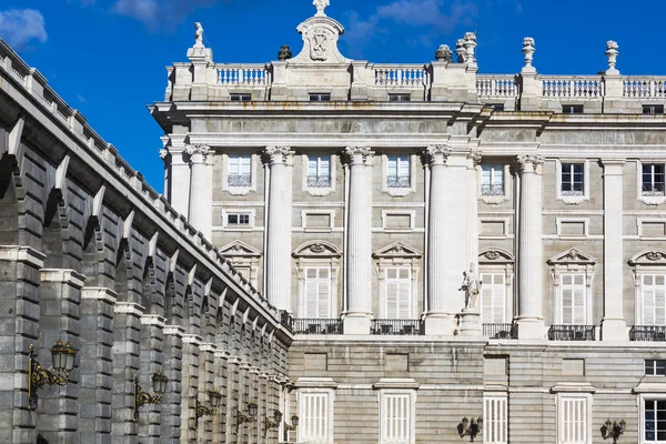 MADRID, ESPAGNE - 06 DÉCEMBRE 2014 : Palais Royal de Madrid — Photo