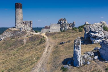 Beyaz kayalar ve harap Ortaçağ Kalesi, Olsztyn, Polonya 