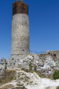 Beyaz kayalar ve harap Ortaçağ Kalesi, Olsztyn, Polonya 