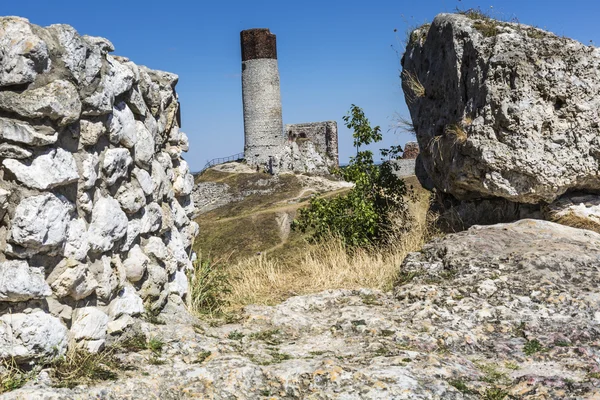 White rocks and ruined medieval castle in Olsztyn, Poland — Stock Photo, Image