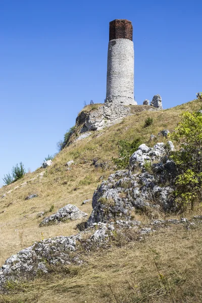 Rochas brancas e castelo medieval arruinado em Olsztyn, Polônia — Fotografia de Stock