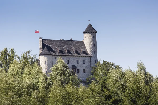 Piękny średniowieczny zamek w słoneczny dzień nad niebieski niebo, Bobolice, — Zdjęcie stockowe