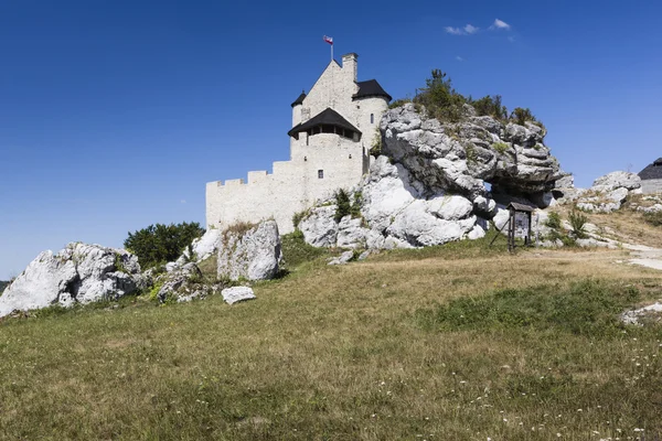 Beautiful medieval castle at sunny day over blue sky, Bobolice, — Stock Photo, Image