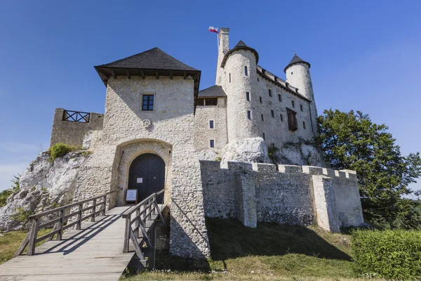 Piękny średniowieczny zamek w słoneczny dzień nad niebieski niebo, Bobolice, — Zdjęcie stockowe