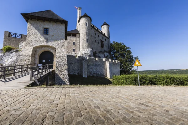 Belo castelo medieval no dia ensolarado sobre o céu azul, Bobolice , — Fotografia de Stock