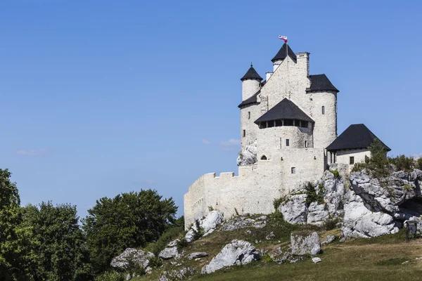 Beautiful medieval castle at sunny day over blue sky, Bobolice, — Stock Photo, Image
