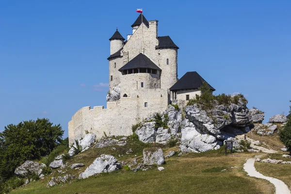 Beautiful medieval castle at sunny day over blue sky, Bobolice, — Stock Photo, Image