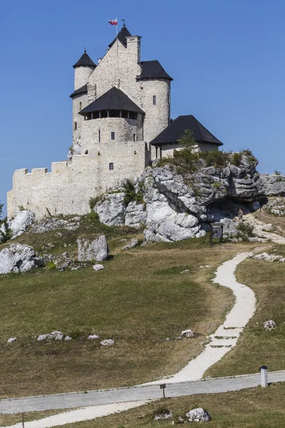 Piękny średniowieczny zamek w słoneczny dzień nad niebieski niebo, Bobolice, — Zdjęcie stockowe