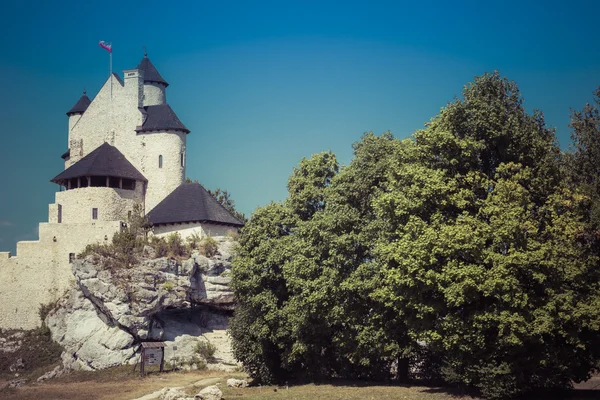 Piękny średniowieczny zamek w słoneczny dzień nad niebieski niebo, Bobolice, — Zdjęcie stockowe