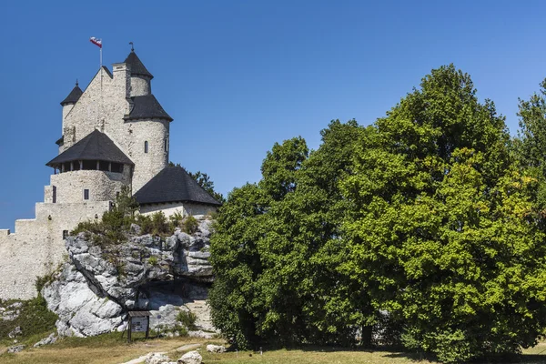 Piękny średniowieczny zamek w słoneczny dzień nad niebieski niebo, Bobolice, — Zdjęcie stockowe