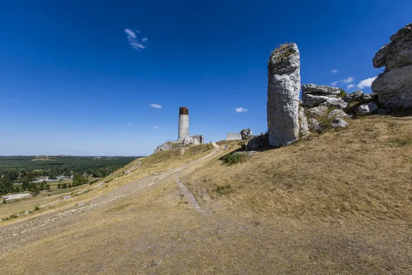 Rochas brancas e castelo medieval arruinado em Olsztyn, Polônia — Fotografia de Stock