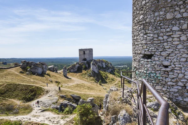 Rochers blancs et château médiéval en ruine à Olsztyn, Pologne — Photo