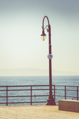 Retro vintage süzülmüş nostaljik resim sahil su karşı kalbinde