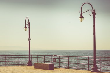 Retro vintage süzülmüş nostaljik resim sahil su karşı kalbinde