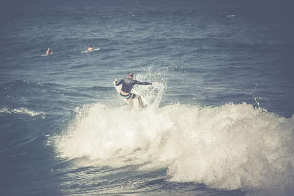 Vintage foto surfista profesional monta una ola gigante . — Foto de Stock