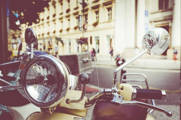 Scooter fica na rua velha — Fotografia de Stock