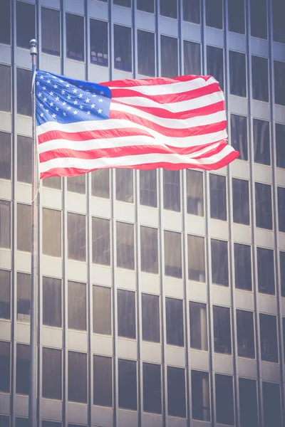 Amerikansk flagg vifter i vinden i Chicago sentrum – stockfoto