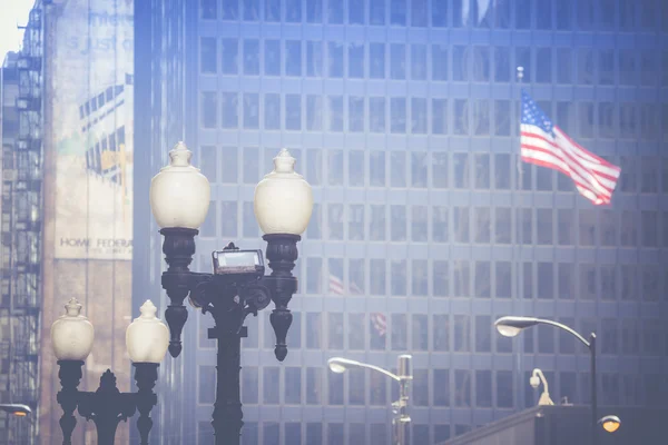 Amerikansk flagga vajande i vinden i Chicago downtown slingan — Stockfoto