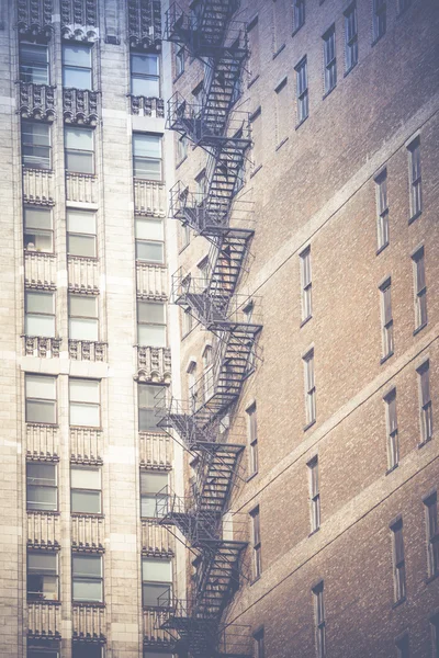 Eski bir bina yangın merdiveninde — Stok fotoğraf