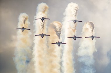 Radom, Polonya - 23 Ağustos: Akrobasi grubu oluşumu 