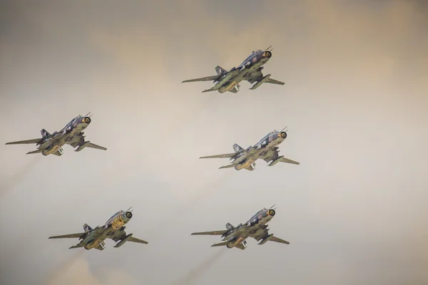 RADOM, POLONIA - 23 de agosto: Vuelan aviones bombarderos Sukhoi Su-22 polacos —  Fotos de Stock
