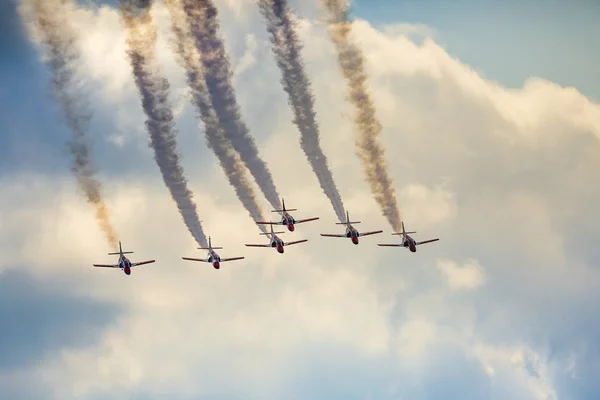 RADOM, POLONIA - 23 de agosto: Formación de grupos acrobáticos "Patrulla A — Foto de Stock