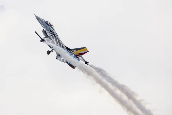 RADOM, POLONIA - 23 de agosto: El F-16 de la Fuerza Aérea Belga hace su show — Foto de Stock