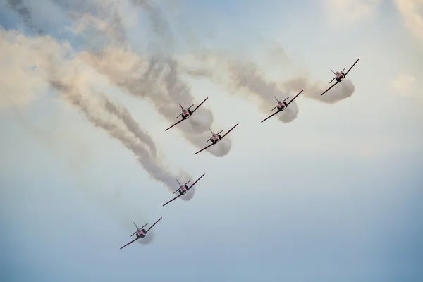 RADOM, POLONIA - 23 de agosto: Formación de grupos acrobáticos "Patrulla A — Foto de Stock