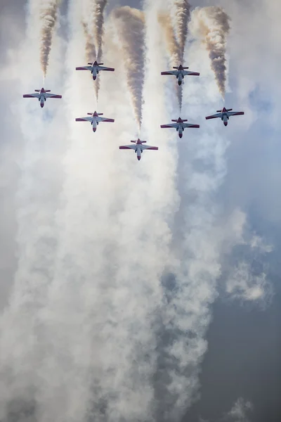 RADOM, POLONIA - 23 AGOSTO: formazione di gruppi acrobatici "Patrulla A — Foto Stock