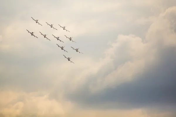 РАДОМ, ПОЛЬША - 23 АВГУСТА: Формирование пилотажной группы "Frecce Tri" — стоковое фото