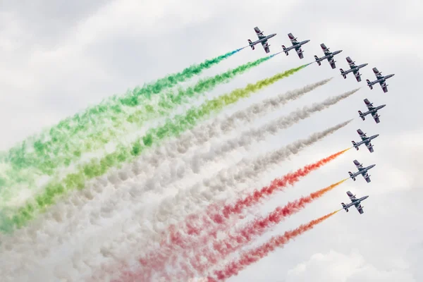 RADOM, POLONIA - 23 de agosto: Formación de grupos acrobáticos "Frecce Tri — Foto de Stock